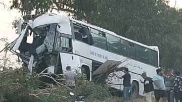 مساكن: قتيلان و30 جريحا في اصطدام بين حافلة وسيارة مساكن: قتيلان و30 جريحا في اصطدام بين حافلة وسيارة