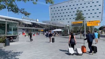 ارتباك حركة الطيران في مطار أيندهوفن بعد رصد طائرات مسيرة ارتباك حركة الطيران في مطار أيندهوفن بعد رصد طائرات مسيرة