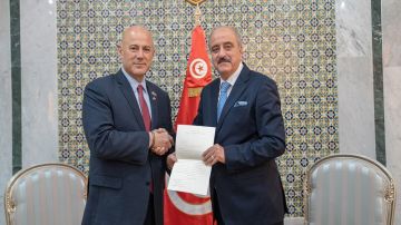 وزير الخارجية يتسلم نسخة من أوراق اعتماد سفير الولايات المتحدة الامريكية الجديد لدى تونس وزير الخارجية يتسلم نسخة من أوراق اعتماد سفير الولايات المتحدة الامريكية الجديد لدى تونس
