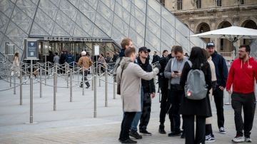 تفاصيل جديدة عن سرقة متحف اللوفر تفاصيل جديدة عن سرقة متحف اللوفر