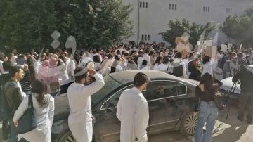 خلال احتجاجهم أمام البرلمان: الأطباء الشبان بصوت واحد : نحبو نعيشو في بلادنا 