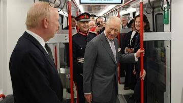 الملك تشارلز يقود قطارا في يوم ميلاده الـ77 الملك تشارلز يقود قطارا في يوم ميلاده الـ77