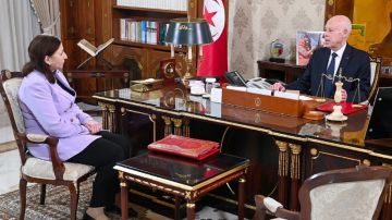 رئيس الجمهورية يسدي تعليماته بضرورة الإسراع بإعداد مشاريع نصوص جديدة تمكن من فتح آفاق للشباب رئيس الجمهورية يسدي تعليماته بضرورة الإسراع بإعداد مشاريع نصوص جديدة تمكن من فتح آفاق للشباب