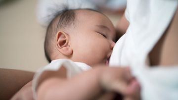 في أسبوع الرضاعة الطبيعية: نشطاء يؤكدون أهمية فوائدها الصحية والنفسية