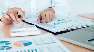 نائب: شركات لا تلتزم بقانون المناولة