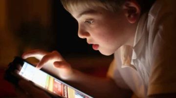 الهاتف الذكي آلة كل المخاطر ...مصيدة الأطفال... وطريقهم إلى الجحيم ! الهاتف الذكي آلة كل المخاطر ...مصيدة الأطفال... وطريقهم إلى الجحيم !