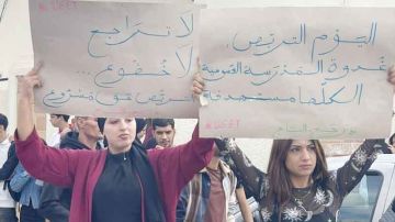 قفصة...على خلفية إلغاء تربص... طلبة العلوم الاجتماعية والتربية يحتجون قفصة...على خلفية إلغاء تربص... طلبة العلوم الاجتماعية والتربية يحتجون