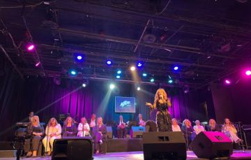 الفنانة لمياء الرياحي أمام شبابيك مغلقة في ثلاث حفلات في القاهرة