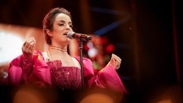 آية دغنوج تغني لأم كلثوم على مسرح جامعة الأميرة نورة بالرياض