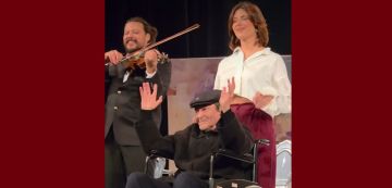 فيديو نهاية عرض إقامة شهيرة لرجل المسرح التونسي عبد العزيز المحرزي