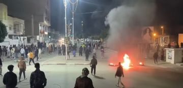 القيروان: احتجاجات ليلية و حرق عجلات مطاطية بعد وفاة الشاب نعيم. القيروان: احتجاجات ليلية و حرق عجلات مطاطية بعد وفاة الشاب نعيم.