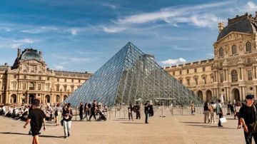 فرنسا: تسرب مياه بمتحف اللوفر يتسبب في إتلاف مئات الكتب فرنسا: تسرب مياه بمتحف اللوفر يتسبب في إتلاف مئات الكتب