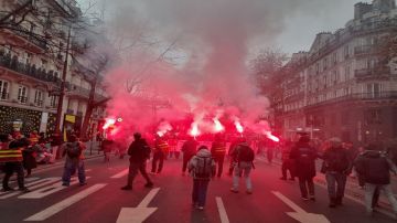 فرنسا.. آلاف المتظاهرين في باريس احتجاجا على مشروع ميزانية 2026