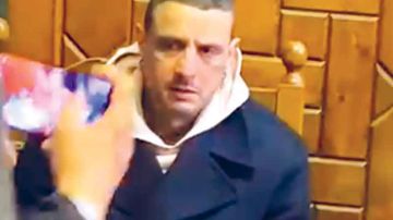 من زاوية أخرى .. بعــد ردة فعــــل إبن فاروق الفيشاوي في موكب عزاء والدته هل استباح الإعـــلام المرئي حرمة المآتم ؟