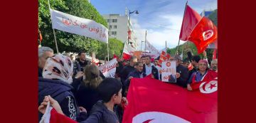 الأستاذ كريم مرزوقي: مسيرة ثورة 17 تحولت الى احتفاء بالسلطة ببهرج نوفمبري الأستاذ كريم مرزوقي: مسيرة ثورة 17 تحولت الى احتفاء بالسلطة ببهرج نوفمبري