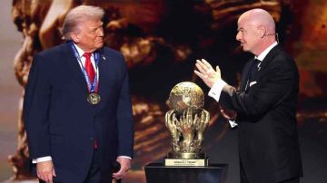 «إنفانتيو» يسلّم جائزة السلام لصديقه «ترامب»  أين كانت «حمامة سلام الفيفا» عند استشهاد 900 رياضي فلسطيني على يد الصّهاينة؟