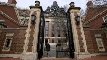 السلطات الأمريكية تعتقل أكاديميا برازيليا أشهر سلاحه قرب كنيس يهودي