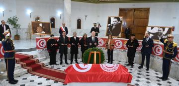 بالصور الرئيس في القصبة: زار ضريح فرحات حشاد، مقر الحكومة و جامع الزيتونة بالصور الرئيس في القصبة: زار ضريح فرحات حشاد، مقر الحكومة و جامع الزيتونة