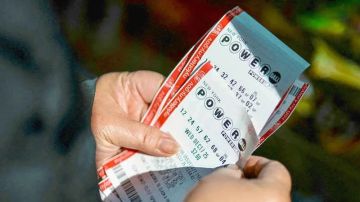 أمريكي يفوز بـ 1,81 مليار دولار في سحب عيد الميلاد لليانصيب