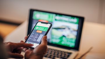 بحوزتها أموال ضخمة وسيارات وعقارات.. تفكيك شبكة دولية للقمار الإلكتروني بحوزتها أموال ضخمة وسيارات وعقارات.. تفكيك شبكة دولية للقمار الإلكتروني