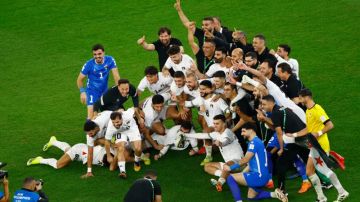 بالفيديو.. فرحة جماعية تجمع لاعبي فلسطين وسوريا عقب تأهلهما معا إلى الدور القادم بالفيديو.. فرحة جماعية تجمع لاعبي فلسطين وسوريا عقب تأهلهما معا إلى الدور القادم