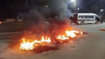 بسبب وفاة شاب.. غلق طرقات وإشعال عجلات بحي علي باي بالقيروان