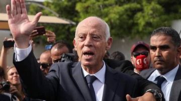 قيس سعيد في شارع الحبيب بورقيبة فجر يوم الاحتفال بعيد الثورة قيس سعيد في شارع الحبيب بورقيبة فجر يوم الاحتفال بعيد الثورة