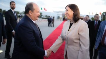 رئيسة الحكومة تودع الوزير الأول الجزائري في ختام زيارته الرسمية إلى تونس رئيسة الحكومة تودع الوزير الأول الجزائري في ختام زيارته الرسمية إلى تونس