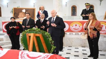 زيارة سعيد الى ضريح الزعيم فرحات حشاد ووسط العاصمة (صور) زيارة سعيد الى ضريح الزعيم فرحات حشاد ووسط العاصمة (صور)