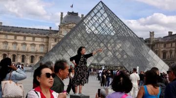 تسرب المياه يهدد كنوز اللوفر.. اتلاف مئات الكتب بقسم الآثار المصرية تسرب المياه يهدد كنوز اللوفر.. اتلاف مئات الكتب بقسم الآثار المصرية