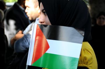 رفع الراية ورحل.. وفاة طالب تونسي إثر سقوطه من بناية عالية أثناء تعليقه علم فلسطين رفع الراية ورحل.. وفاة طالب تونسي إثر سقوطه من بناية عالية أثناء تعليقه علم فلسطين