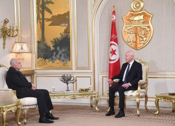 خلال استقباله وزير خارجية الجزائر.. الرئيس التونسي يؤكد على ضرورة توحيد الرؤى والمواقف بين البلدين