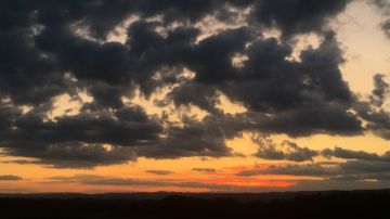 الليلة: سحب أحيانا كثيفة مع خلايا رعدية محلية مصحوبة بأمطار بهذه المناطق الليلة: سحب أحيانا كثيفة مع خلايا رعدية محلية مصحوبة بأمطار بهذه المناطق