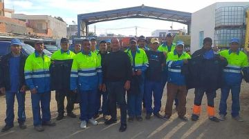 المحرس... مواطن مقيم بالخارج يتبرع ببدلات عمل لعمال البلدية