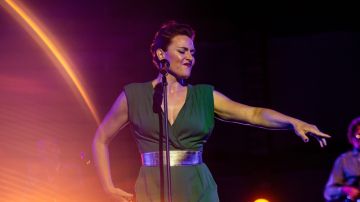 روبين بينيت على ركح مهرجان الحمامات الدولي: موسيقى تتجاوز حدود الجغرافيا وتعانق الحرية روبين بينيت على ركح مهرجان الحمامات الدولي: موسيقى تتجاوز حدود الجغرافيا وتعانق الحرية