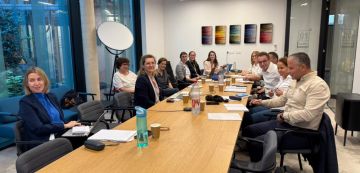 وفد تونسي يحمل مشروع توأمة للنظام العمل الحر في زيارة دراسية لمقر France Expertise . وفد تونسي يحمل مشروع توأمة للنظام العمل الحر في زيارة دراسية لمقر France Expertise .