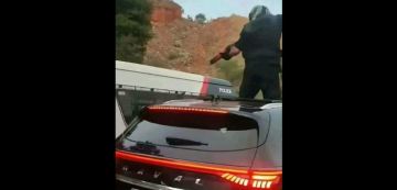 بطاقة ايداع بالسجن ضد شاب ملثم صوب سلاحا مزيفا في اتجاه الأمن بسيدي بوسعيد