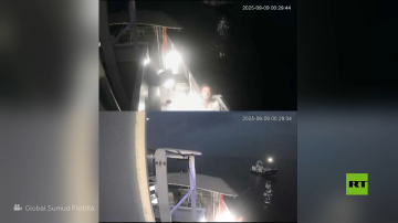 كاميرا مراقبة تسجل لحظة هجوم بـمسيرة على أسطول الصمود كاميرا مراقبة تسجل لحظة هجوم بـمسيرة على أسطول الصمود