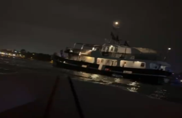 طائرة مسيرة تستهدف السفينة الاسبانية التابعة لأسطول الصمود بميناء سيدي بوسعيد بتونس ـ فيديوهات