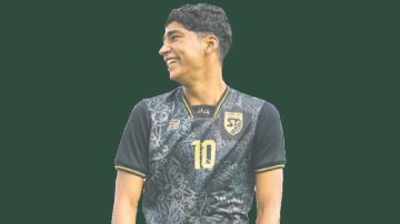 عيّاري  «البقلاوة» والمنتخب في باريس سان جيرمان   .. بقعة ضوء في بحر الفوضى
