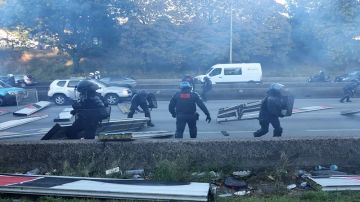 فرنسا: لنغلق كل شيء .. غضب شعبي يجتاح الشوارع ضد سياسات ماكرون فرنسا: لنغلق كل شيء .. غضب شعبي يجتاح الشوارع ضد سياسات ماكرون