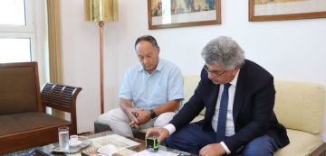 دار الكتب التونسية: الد. رفيق مزالي يهب باسم عائلته مكتبة والديه الخاصة دار الكتب التونسية: الد. رفيق مزالي يهب باسم عائلته مكتبة والديه الخاصة