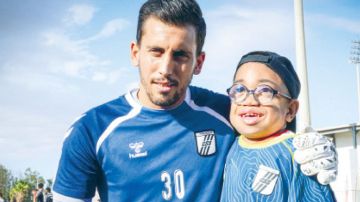 من أحباء حارس المنتخب أيمن دحمان...تكريم «ملكي» للطفل محمّد العياري في صفاقس من أحباء حارس المنتخب أيمن دحمان...تكريم «ملكي» للطفل محمّد العياري في صفاقس