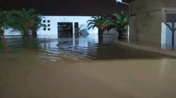 سليمان.. مياه الامطار تتسرب الى المنازل وتحاصر المستشفى سليمان.. مياه الامطار تتسرب الى المنازل وتحاصر المستشفى