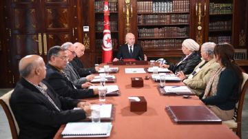 سعيد يتسلم التقرير النهائي لفريق العمل المكلف بايجاد حلول للوضع البيئي بقابس