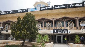 سوريا تعلق الرحلات الجوية في حلب بعد اندلاع اشتباكات بين الجيش و قسد 