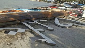 سقوط مجسم أحب الحمامات بسبب الرياح القوية