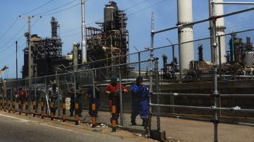 شركة النفط الفنزويلية تقول إنها تتفاوض مع إدارة ترامب على السماح لها ببيع النفط