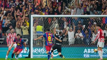 برشلونة يكتسح بلباو بخماسية ويبلغ نهائي كأس السوبر الإسباني 