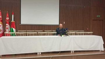 لماذا جلس الطبوبي وحيدا على المنصة؟ خلاف حول موعد المؤتمر وهيئة إدارية ساخنة لماذا جلس الطبوبي وحيدا على المنصة؟ خلاف حول موعد المؤتمر وهيئة إدارية ساخنة